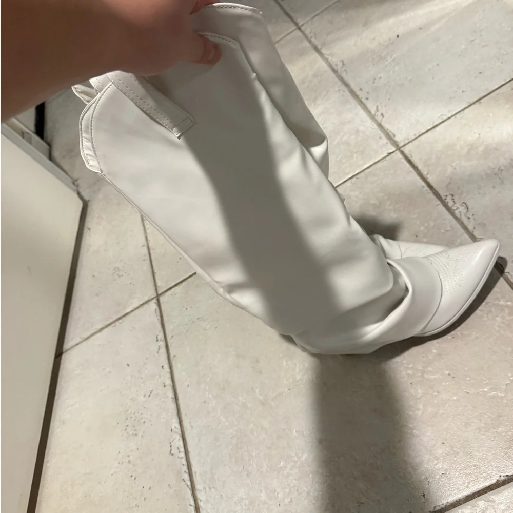 White Women's cowgirl Boots - Picture 2 of 5